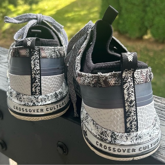 Men's Athletic Shoes in Black and Gray - Picture 7 of 9